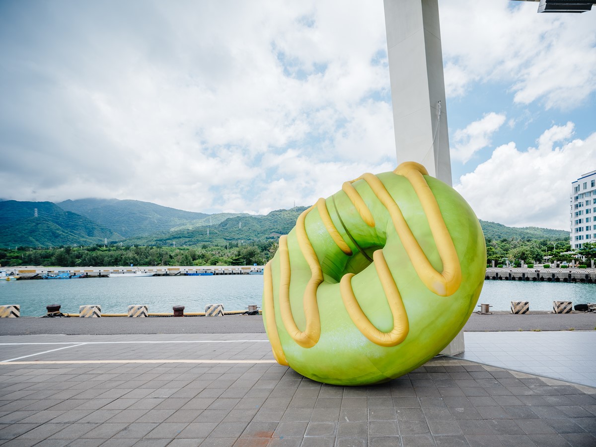 巨無霸甜甜圈出沒!網美景點「看海美術館」重新開放,免費拍爆10大夢幻場景 巨無霸甜甜圈出沒!網美景點「看海美術館」重新開放,免費拍爆10大夢幻場景