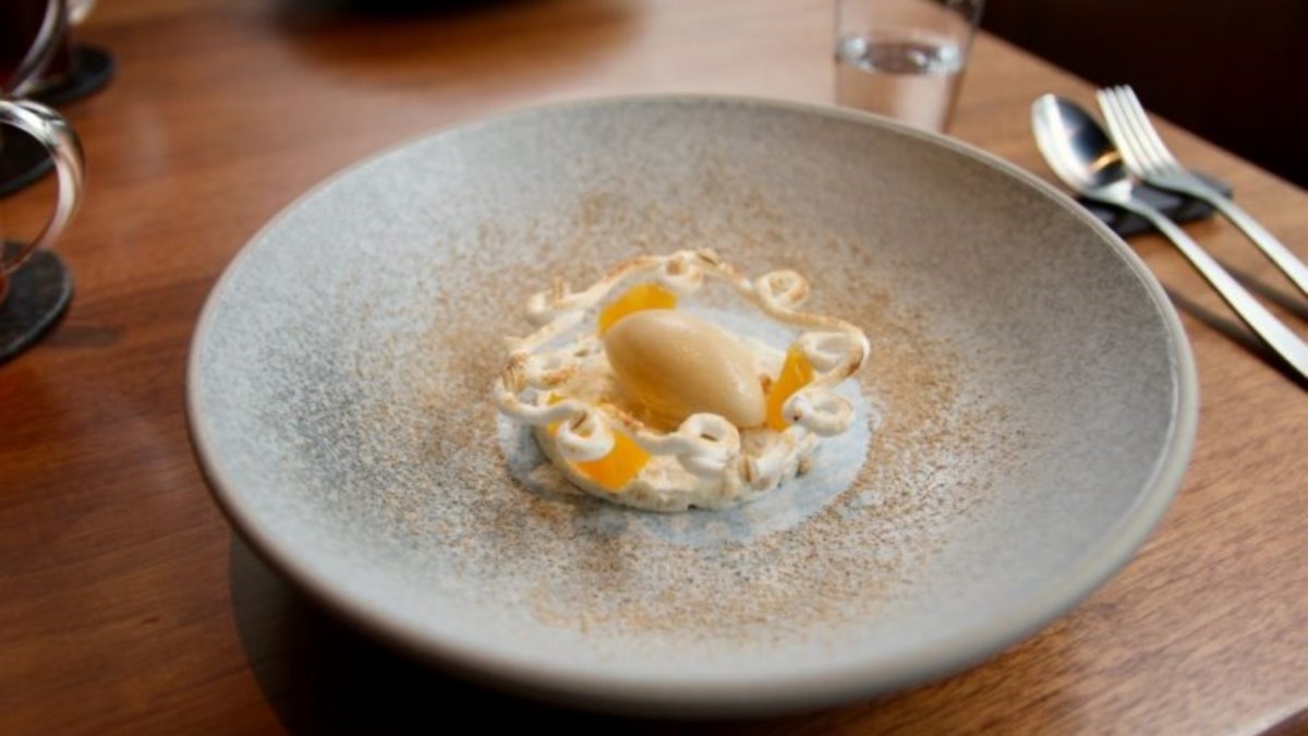 麥仔茶雪酪在中間  外層的花圈是蛋白餅。（圖片來源：皮老闆的美食地圖）