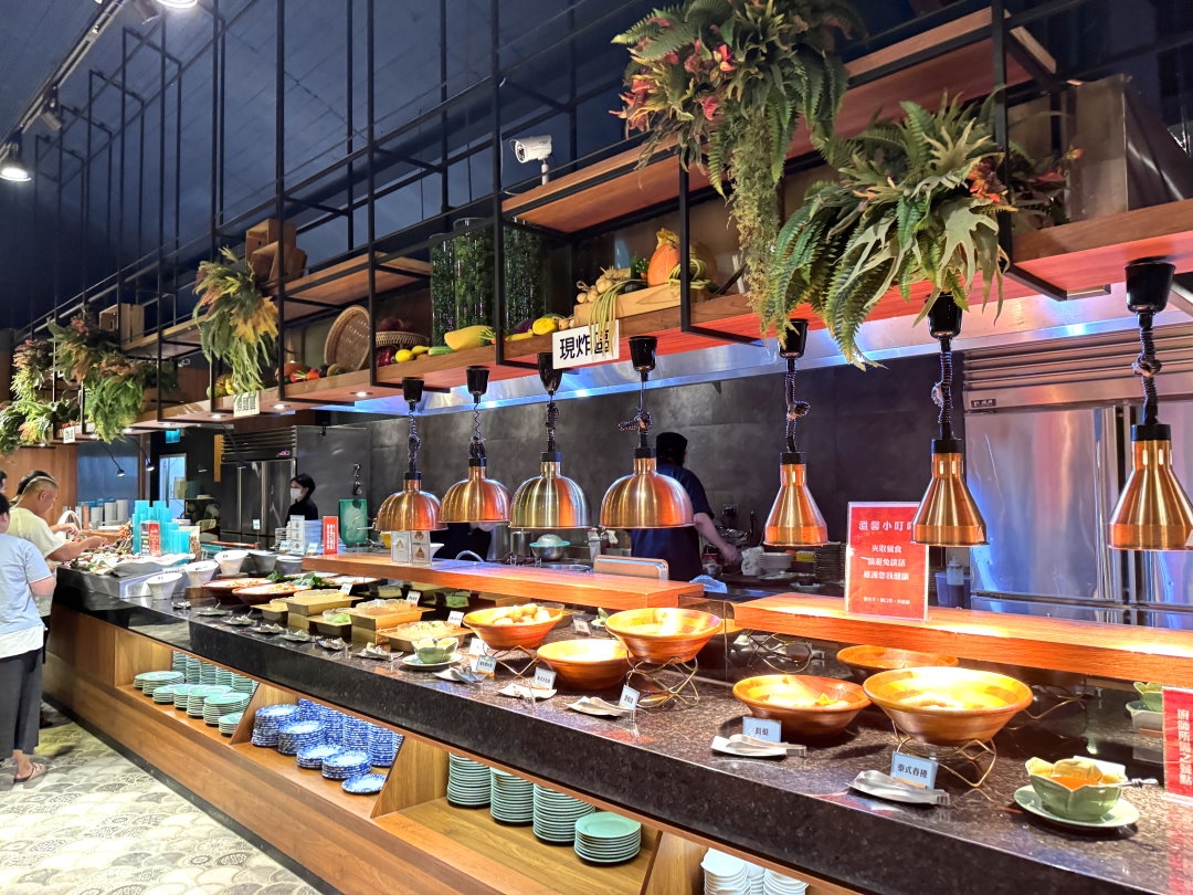 桃園泰式吃到飽推薦！泰味館40道現點現炒＋自助吧無限吃，必嗑涼拌生蝦、榴槤冰