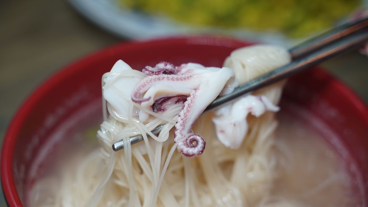 原味漁村小吃的小管麵線用的是小管切塊，湯頭喝起來鮮甜。（圖片來源：東蛙池塘）