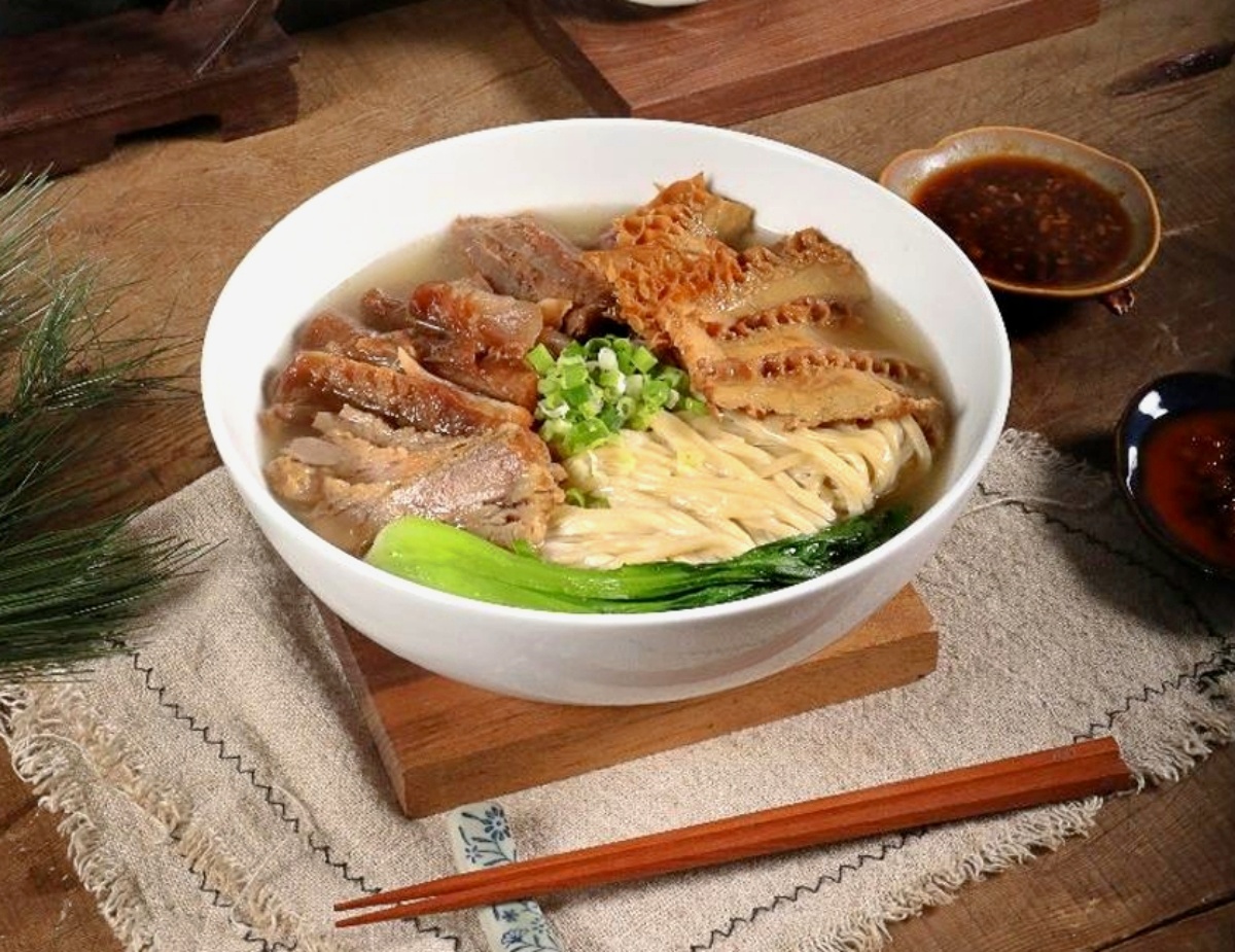 築間第１家「牛肉麵」登場！開幕時間、地點曝，必嗑「滿漢五福牛肉麵」