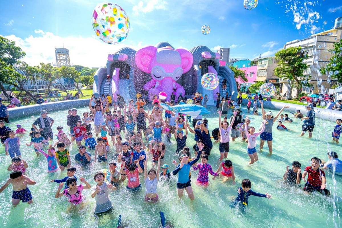 高雄「免費水樂園」快閃2天!嗨玩6座氣墊城堡、逛美食市集,搭接駁車免錢 高雄「免費水樂園」快閃2天!嗨玩6座氣墊城堡、逛美食市集,搭接駁車免錢
