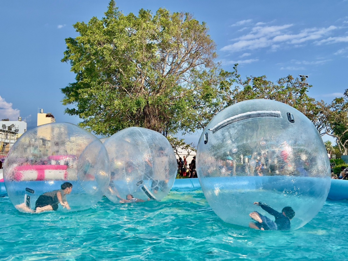 高雄「免費水樂園」快閃2天!嗨玩6座氣墊城堡、逛美食市集,搭接駁車免錢 高雄「免費水樂園」快閃2天!嗨玩6座氣墊城堡、逛美食市集,搭接駁車免錢