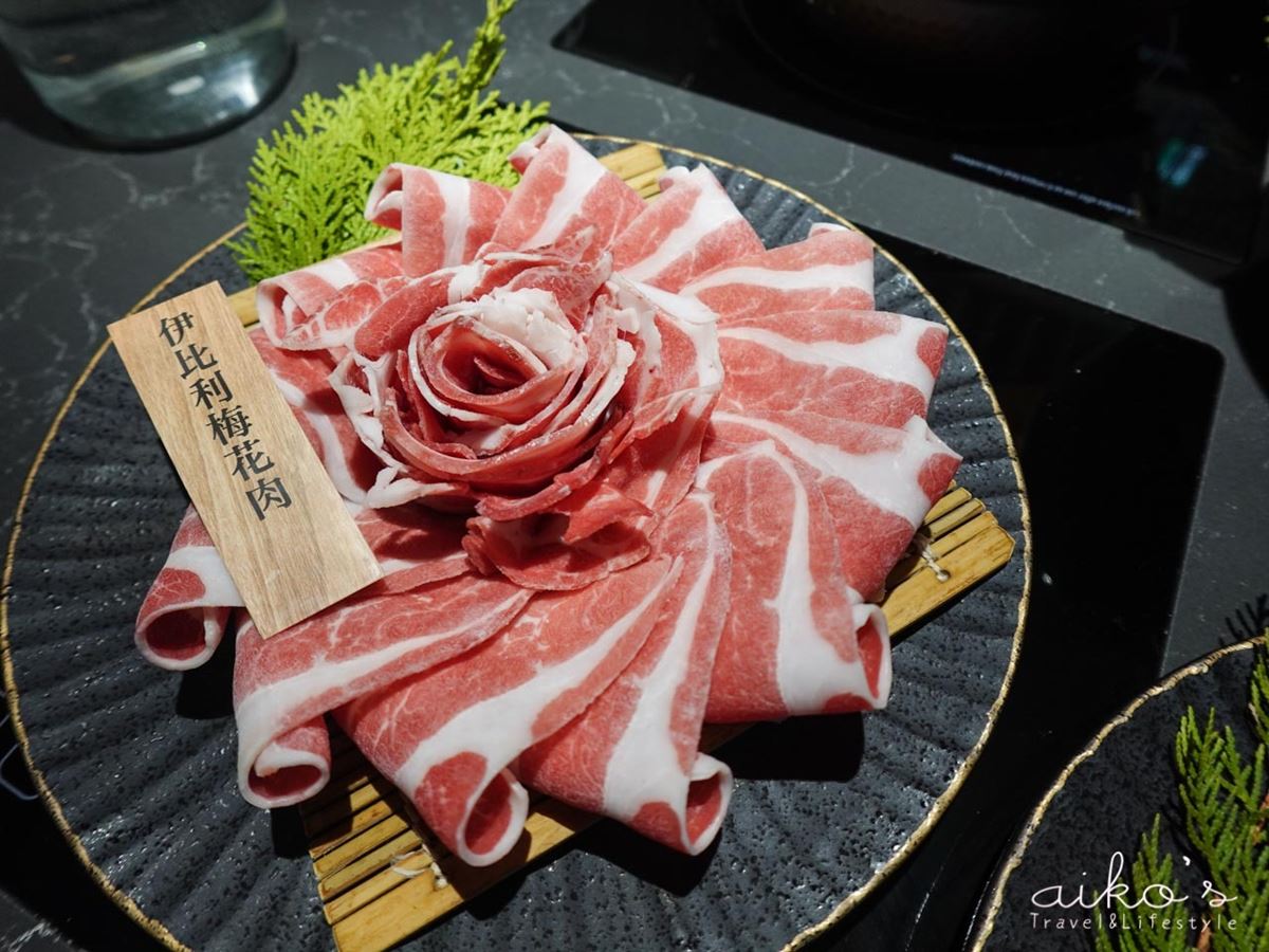 爽嗑高CP值牛小排!超美「日式火鍋」是這家,超澎派海鮮拼盤也要吃 爽嗑高CP值牛小排!超美「日式火鍋」是這家,超澎派海鮮拼盤也要吃