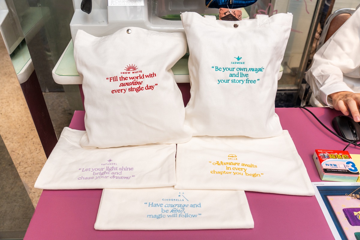 免費當公主了!迪士尼「皇家公主派對」快閃店:王子貼身服務、牡蠣寶寶包必買 免費當公主了!迪士尼「皇家公主派對」快閃店:王子貼身服務、牡蠣寶寶包必買