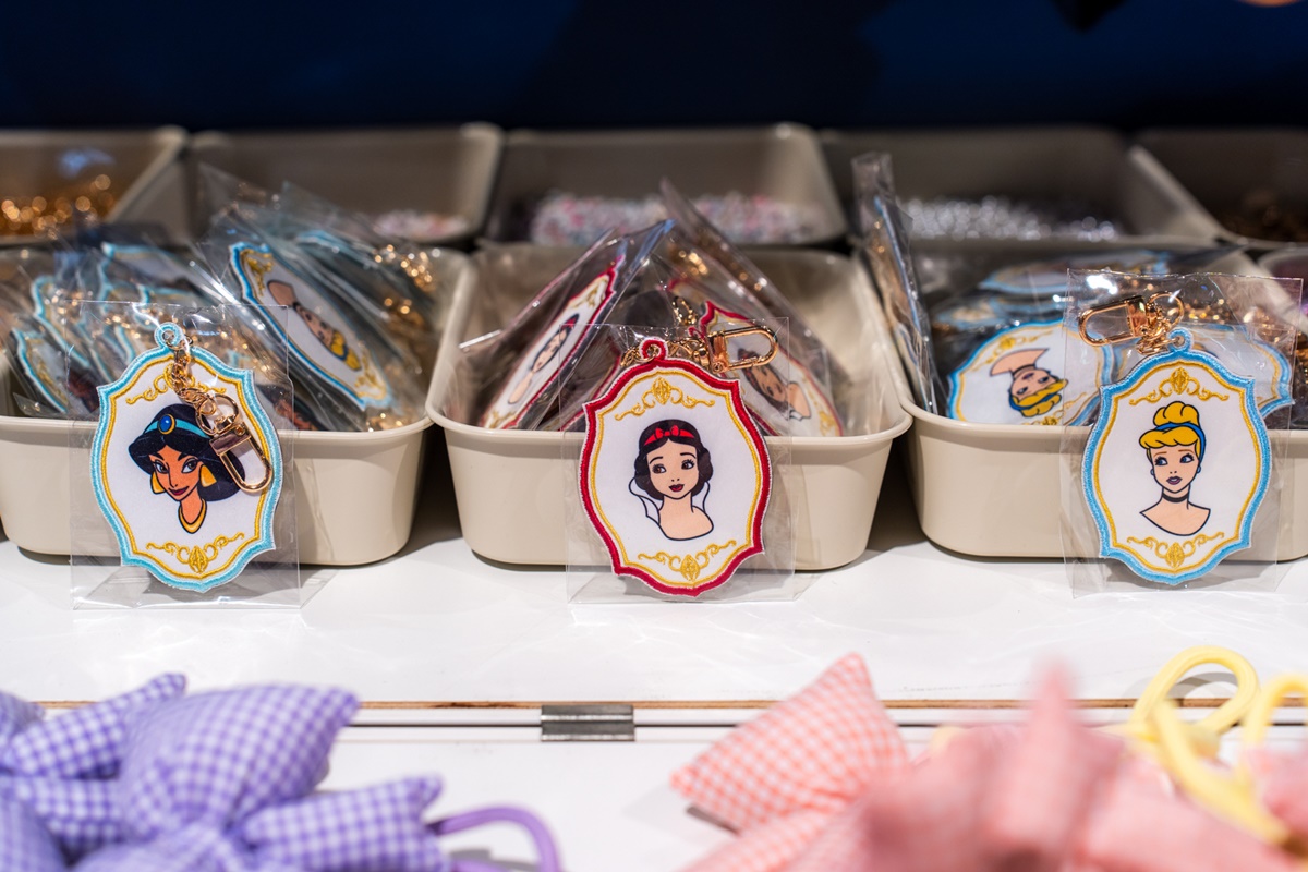 免費當公主了!迪士尼「皇家公主派對」快閃店:王子貼身服務、牡蠣寶寶包必買 免費當公主了!迪士尼「皇家公主派對」快閃店:王子貼身服務、牡蠣寶寶包必買