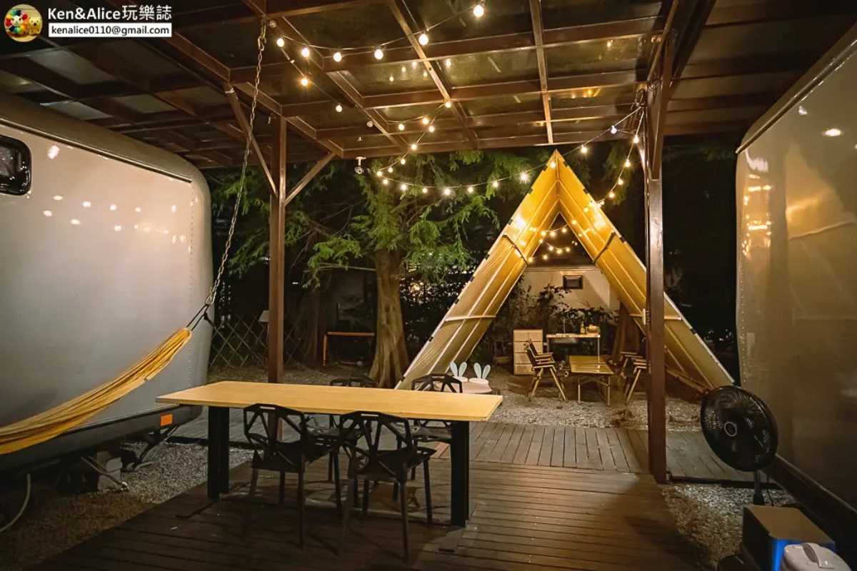 自然捲北歐風格旅店露營車配有專屬的戶外露台，有桌椅、吊床與遮陽篷。