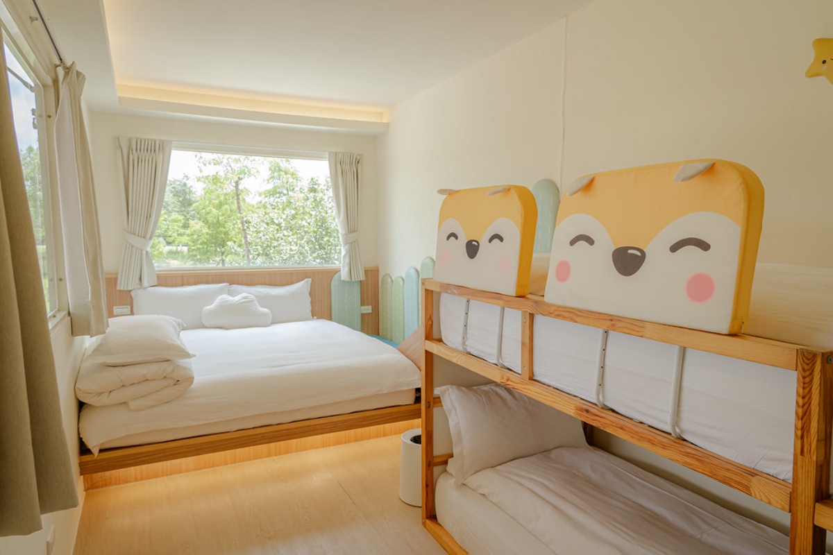 桃禧漫遊彩繪露營車為１大床＋上下舖設計，還有房內溜滑梯可以玩！