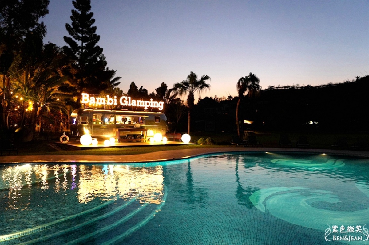 斑比跳跳極光戲水池旁還有超美 AIRSTREAM 露營車酒吧。