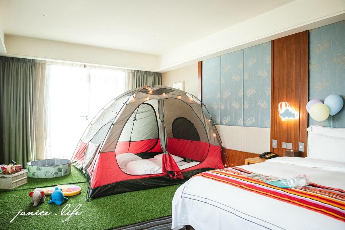 福容大飯店 淡水漁人碼頭露營主題房型有舒適的雙人床，當然也可以選擇在帳篷內過夜。