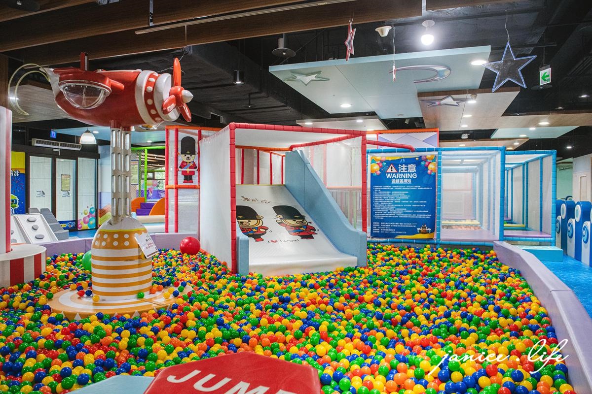 福容大飯店 淡水漁人碼頭位於商場區的「POPA 親子體能館」需購票入場，房客享有單場次399元優惠價。