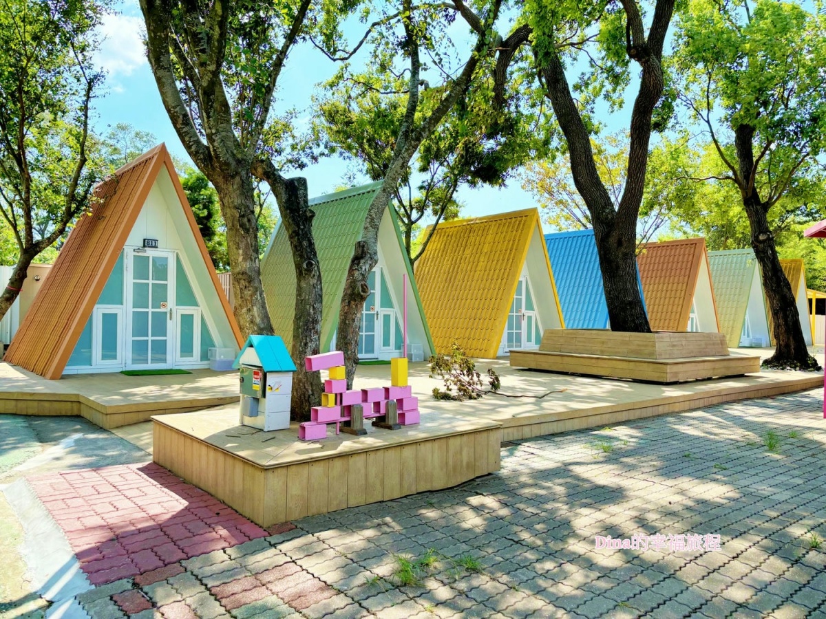 藍鵲渡假莊園馬卡龍色的合掌村小屋是園區內高人氣的住宿選擇。