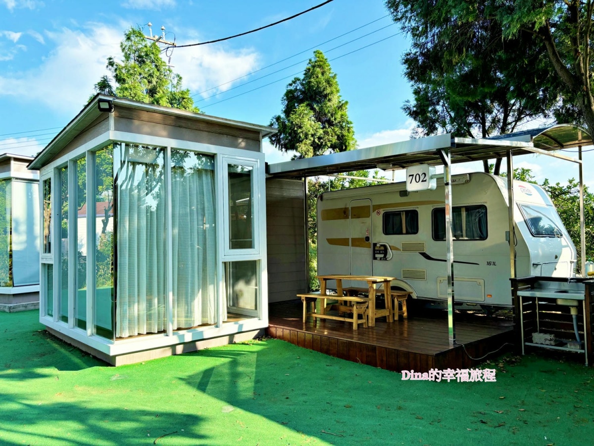藍鵲渡假莊園「移動城堡露營車」有獨立的衛浴以及小平台和桌椅。