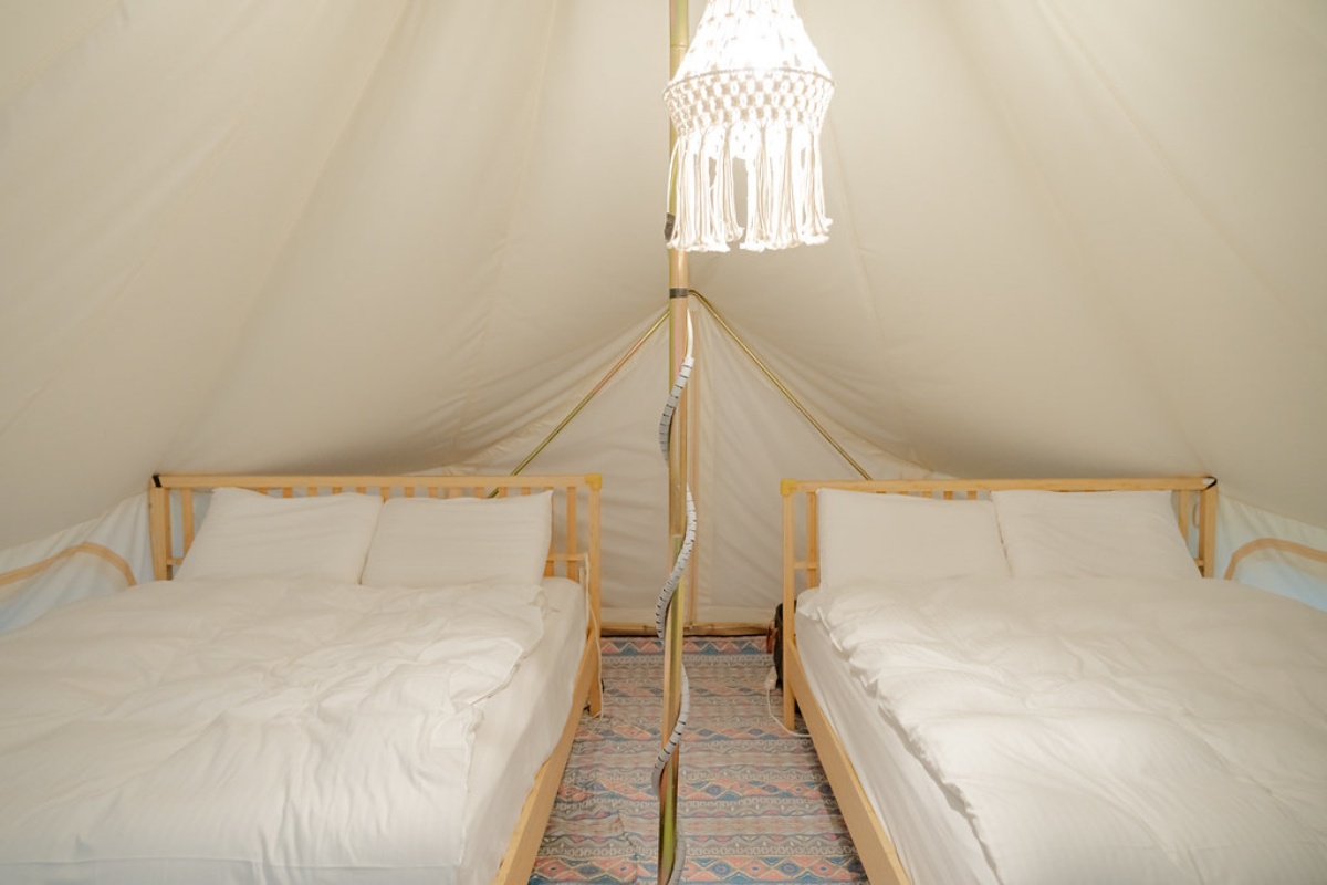 蟬說：暖硫帳篷內放有柔軟床墊，整體風格簡約溫馨。