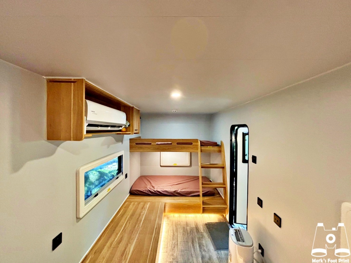 蟬說溪頭露營車內放有床墊，也有冷氣和除濕機。