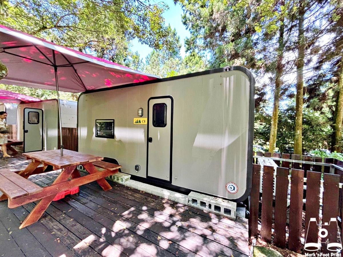 蟬說溪頭園區的露營車，每台車可入住２～４人。