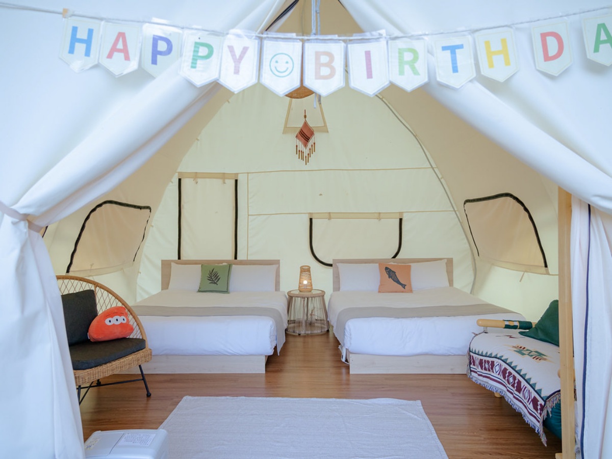 蟬說：霧繞帳篷內擺放２張雙人床以及沙發椅，環境舒適寬敞。