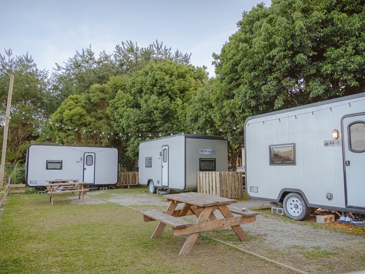 蟬說：霧繞露營車空間比帳蓬小一些，但隔音會好一點。