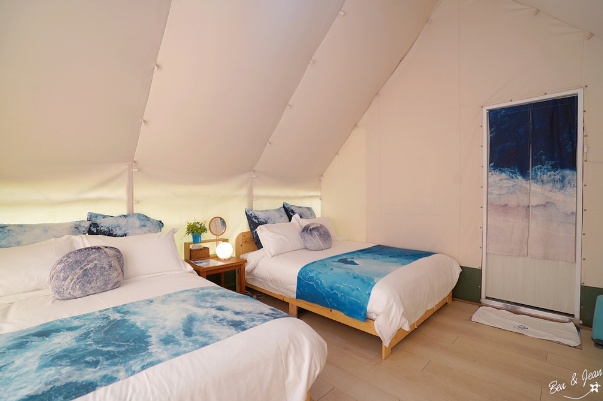 向海那漾每個帳篷內都有專屬的衛浴空間，房內冷氣、冰箱也一應俱全。