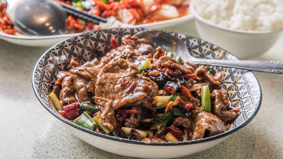 水煮牛的牛肉口感鮮嫩無比，麻香辣兼具。（圖片來源：大手牽小手。玩樂趣）