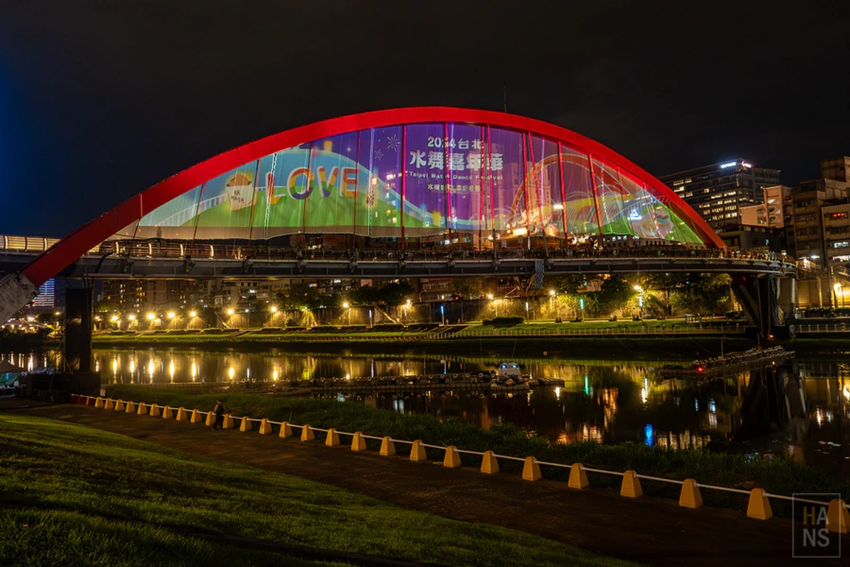 松山彩虹橋也是每年「台北水舞嘉年華」主要場地。