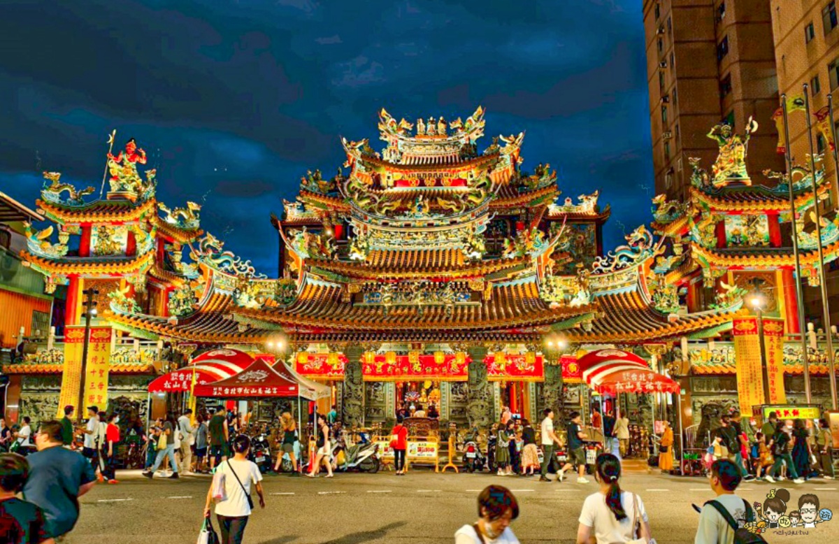 松山慈祐宮在夜色中更顯氣派莊嚴。