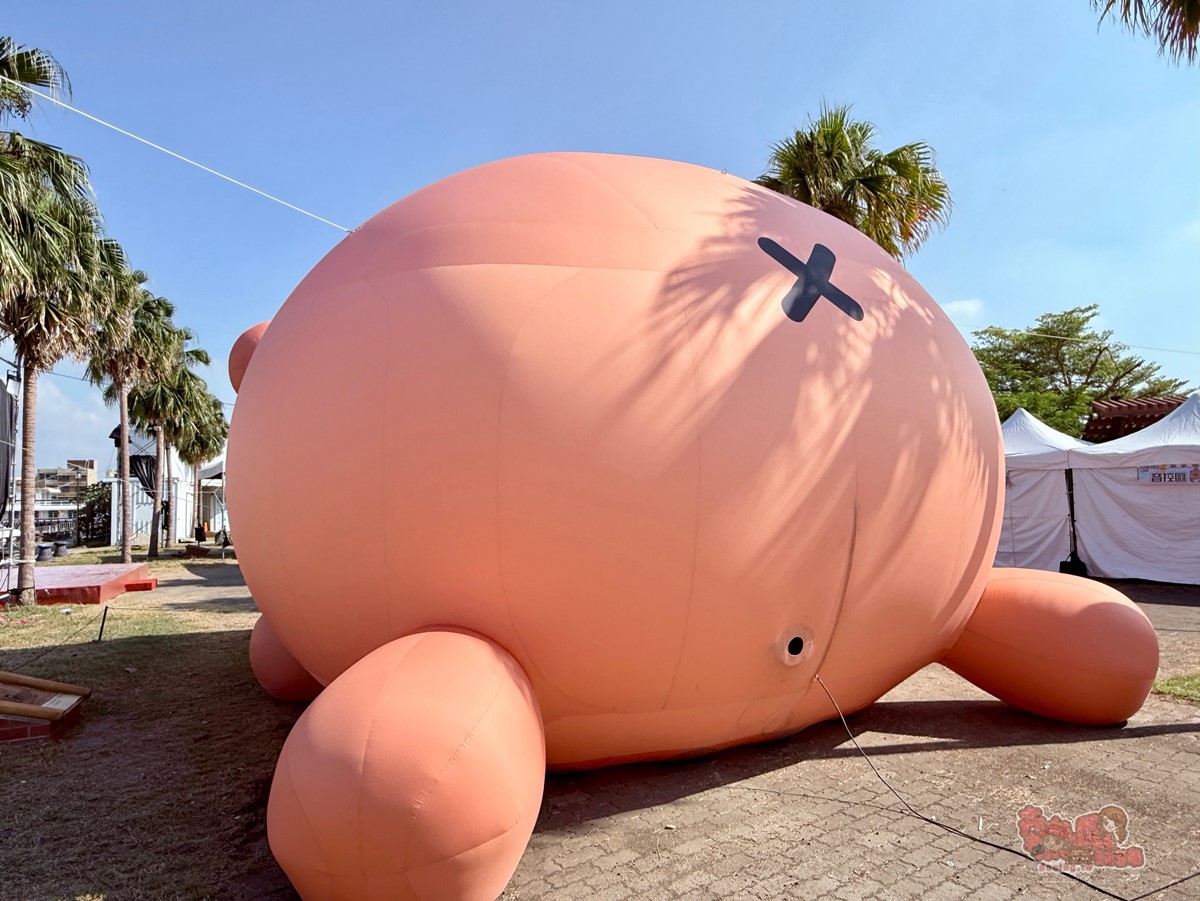 12米巨大「卡比胖拉」現身台南！50隻超萌水豚大舉登陸安平，夜晚有燈光秀