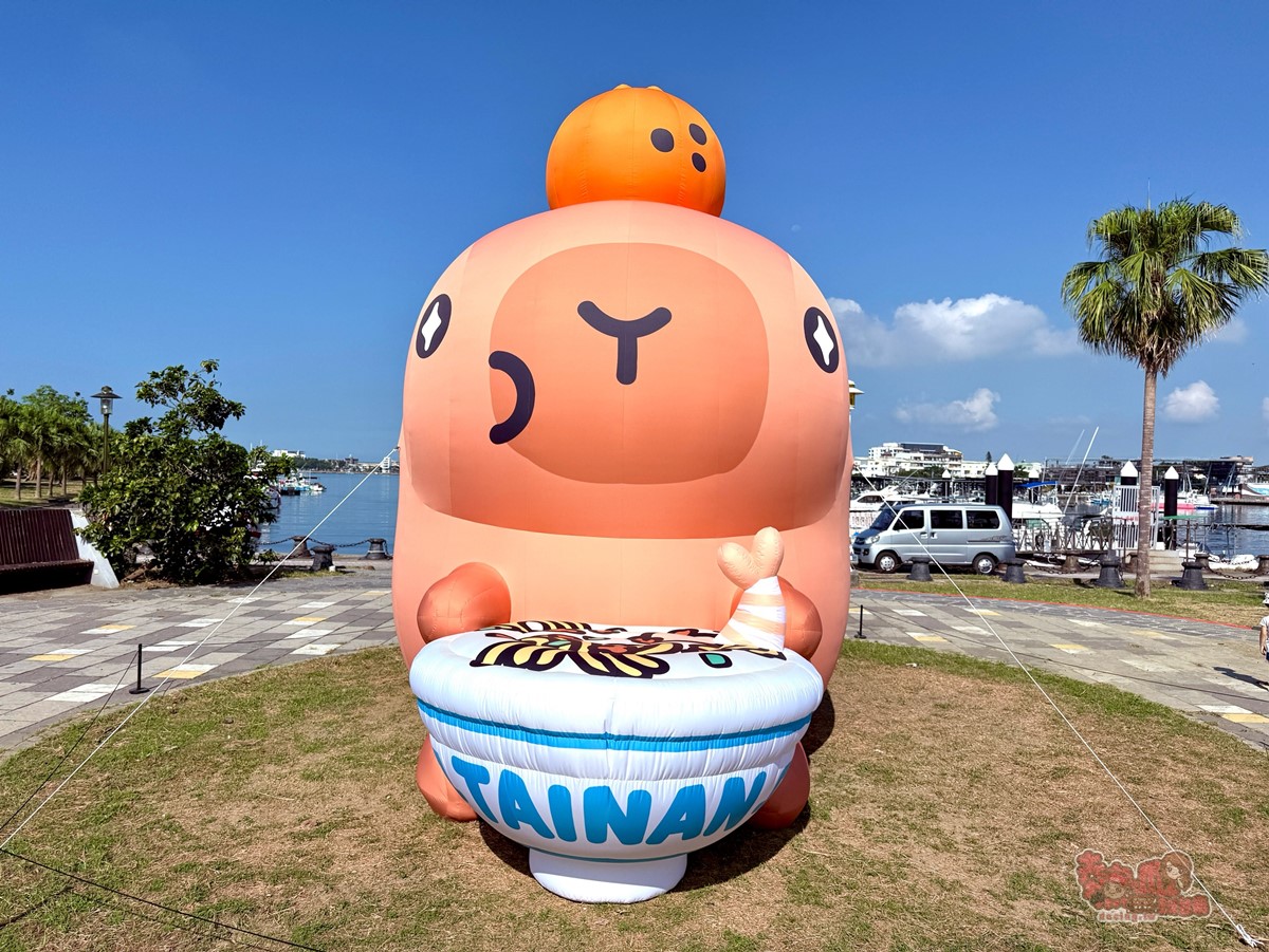 12米巨大「卡比胖拉」現身台南！50隻超萌水豚大舉登陸安平，夜晚有燈光秀