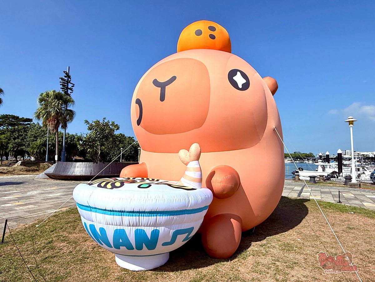 12米巨大「卡比胖拉」現身台南！50隻超萌水豚大舉登陸安平，夜晚有燈光秀