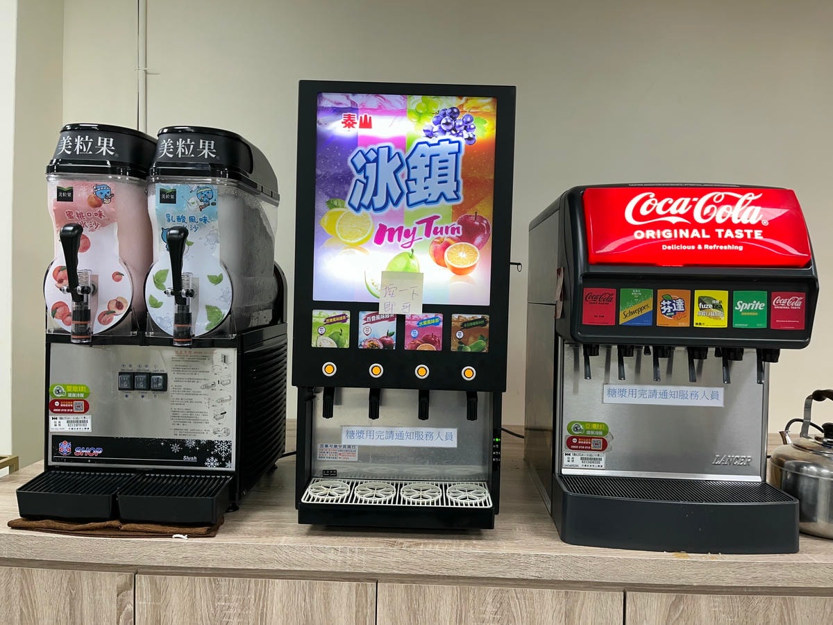 高雄也有羊肉爐吃到飽!爽嗑羊大骨、羊肉無限夾,還有熟食、飲料甜點自助吧 高雄也有羊肉爐吃到飽!爽嗑羊大骨、羊肉無限夾,還有熟食、飲料甜點自助吧