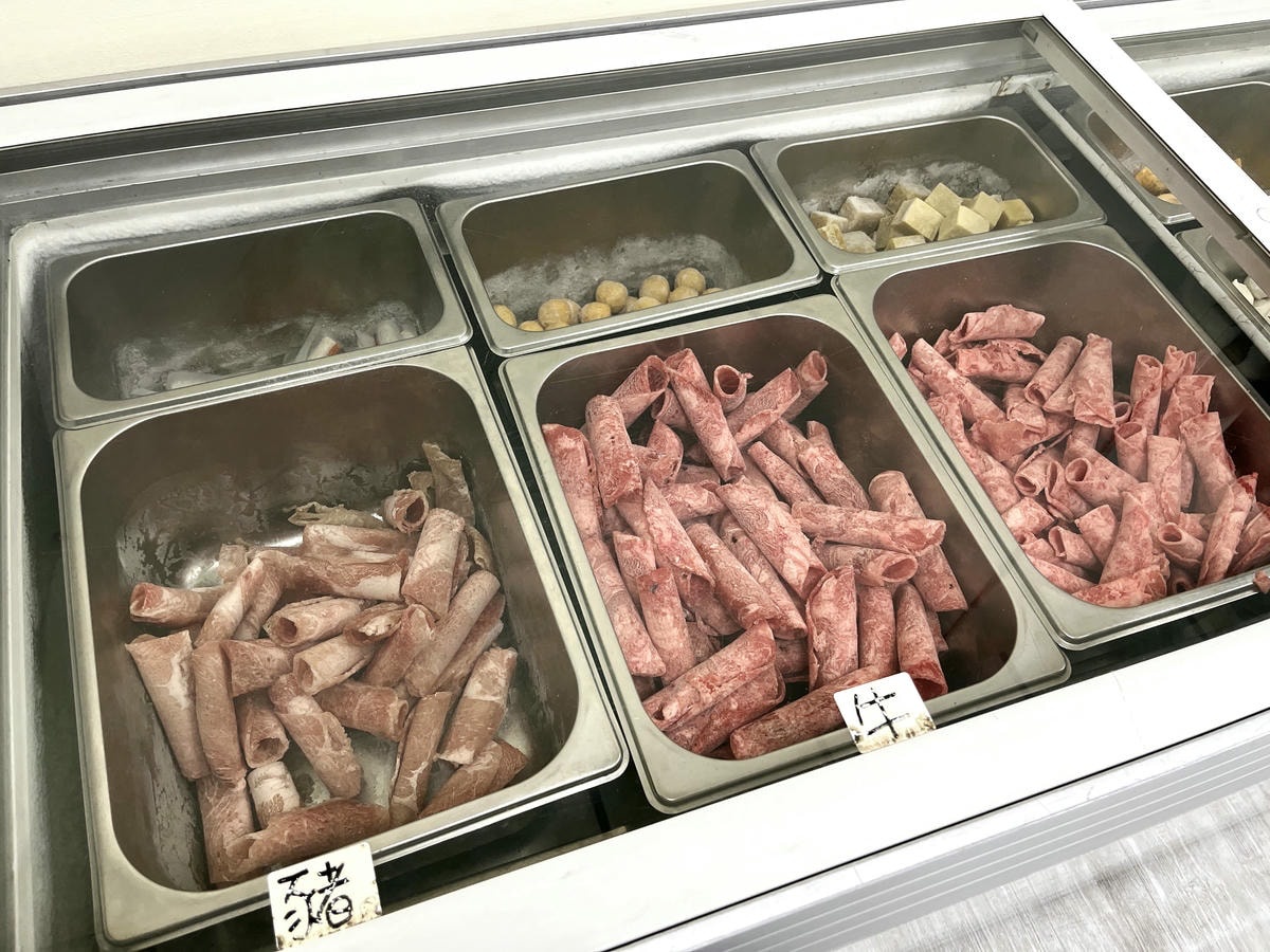 高雄也有羊肉爐吃到飽!爽嗑羊大骨、羊肉無限夾,還有熟食、飲料甜點自助吧 高雄也有羊肉爐吃到飽!爽嗑羊大骨、羊肉無限夾,還有熟食、飲料甜點自助吧