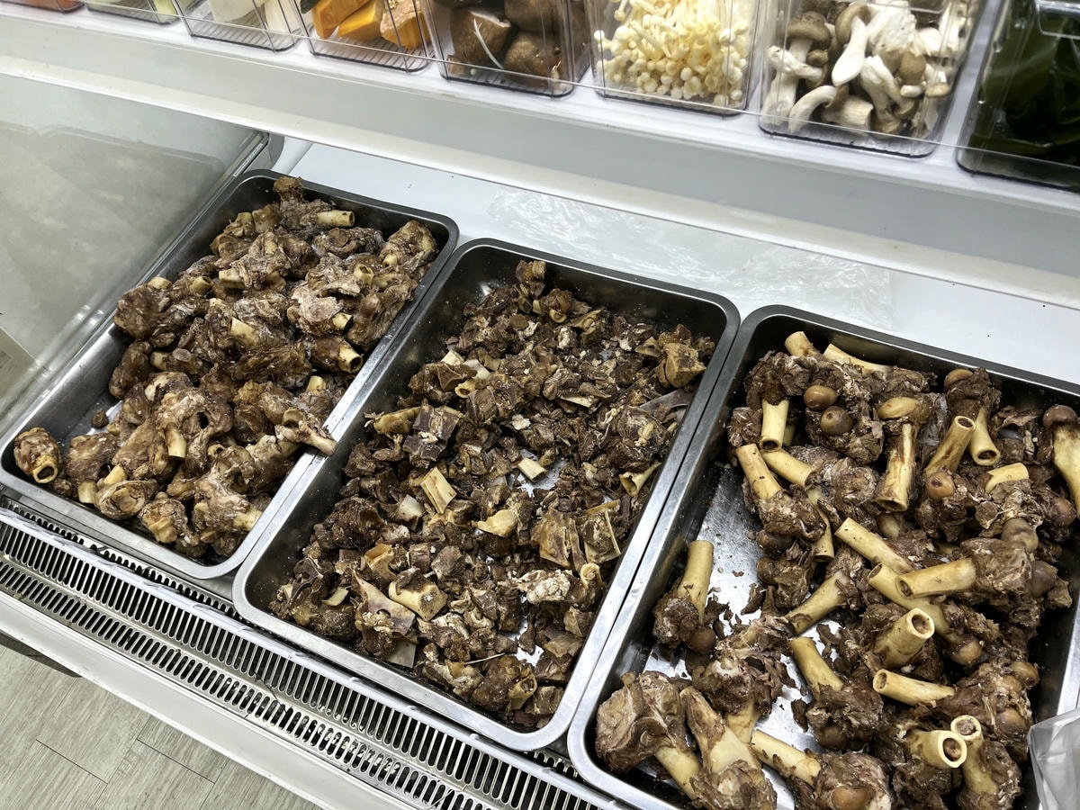 高雄也有羊肉爐吃到飽!爽嗑羊大骨、羊肉無限夾,還有熟食、飲料甜點自助吧 高雄也有羊肉爐吃到飽!爽嗑羊大骨、羊肉無限夾,還有熟食、飲料甜點自助吧