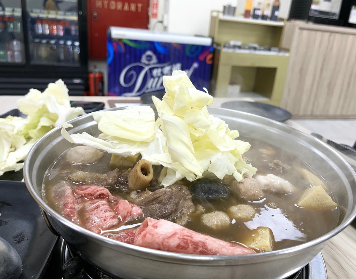 高雄也有羊肉爐吃到飽!爽嗑羊大骨、羊肉無限夾,還有熟食、飲料甜點自助吧 高雄也有羊肉爐吃到飽!爽嗑羊大骨、羊肉無限夾,還有熟食、飲料甜點自助吧