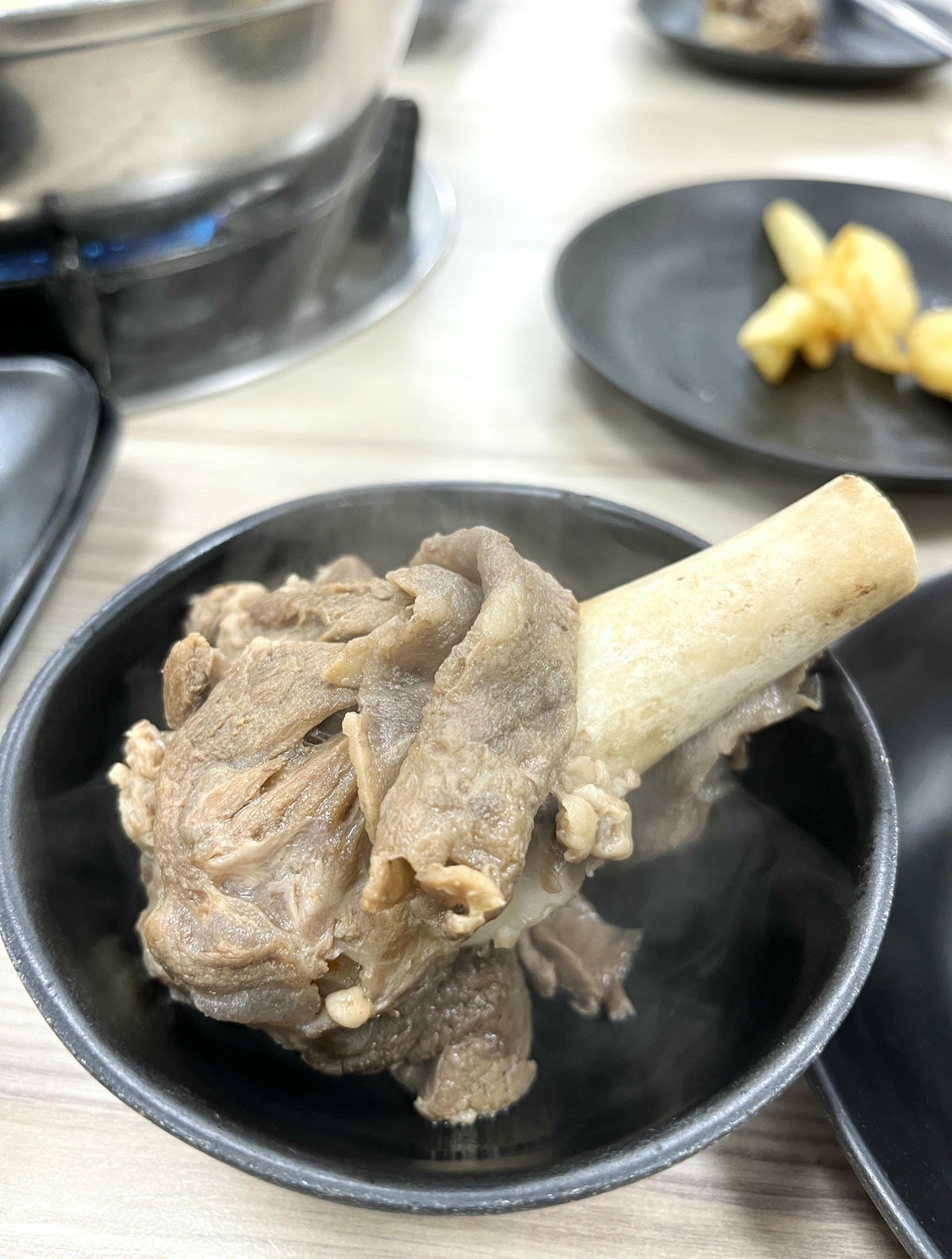 高雄也有羊肉爐吃到飽!爽嗑羊大骨、羊肉無限夾,還有熟食、飲料甜點自助吧 高雄也有羊肉爐吃到飽!爽嗑羊大骨、羊肉無限夾,還有熟食、飲料甜點自助吧