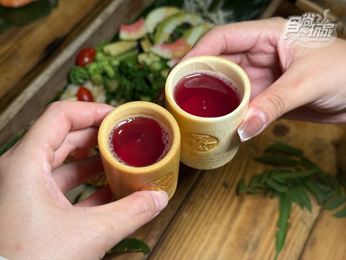 真正的「部落流水席」在這!IG超夯「河上餐桌」開箱:浮誇菜色、DIY體驗 真正的「部落流水席」在這!IG超夯「河上餐桌」開箱:浮誇菜色、DIY體驗