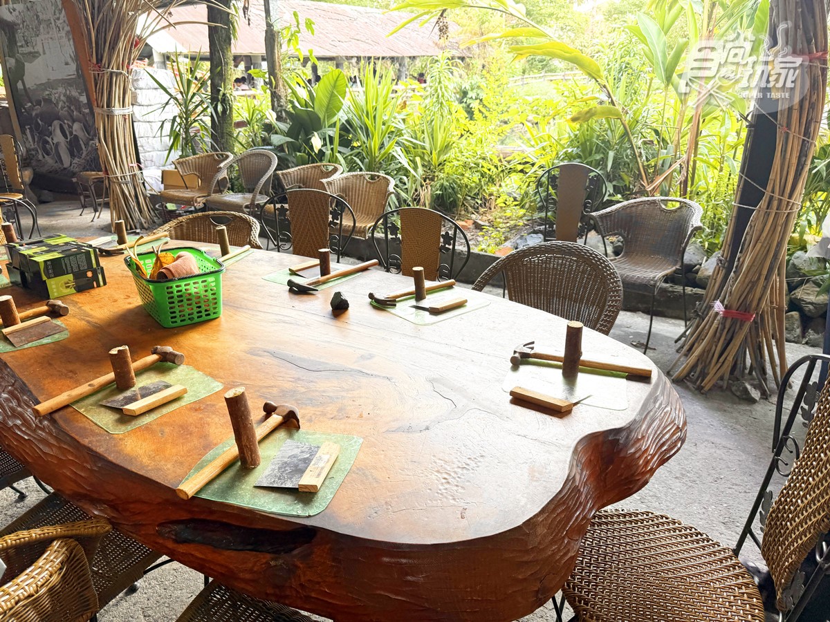 真正的「部落流水席」在這!IG超夯「河上餐桌」開箱:浮誇菜色、DIY體驗 真正的「部落流水席」在這!IG超夯「河上餐桌」開箱:浮誇菜色、DIY體驗