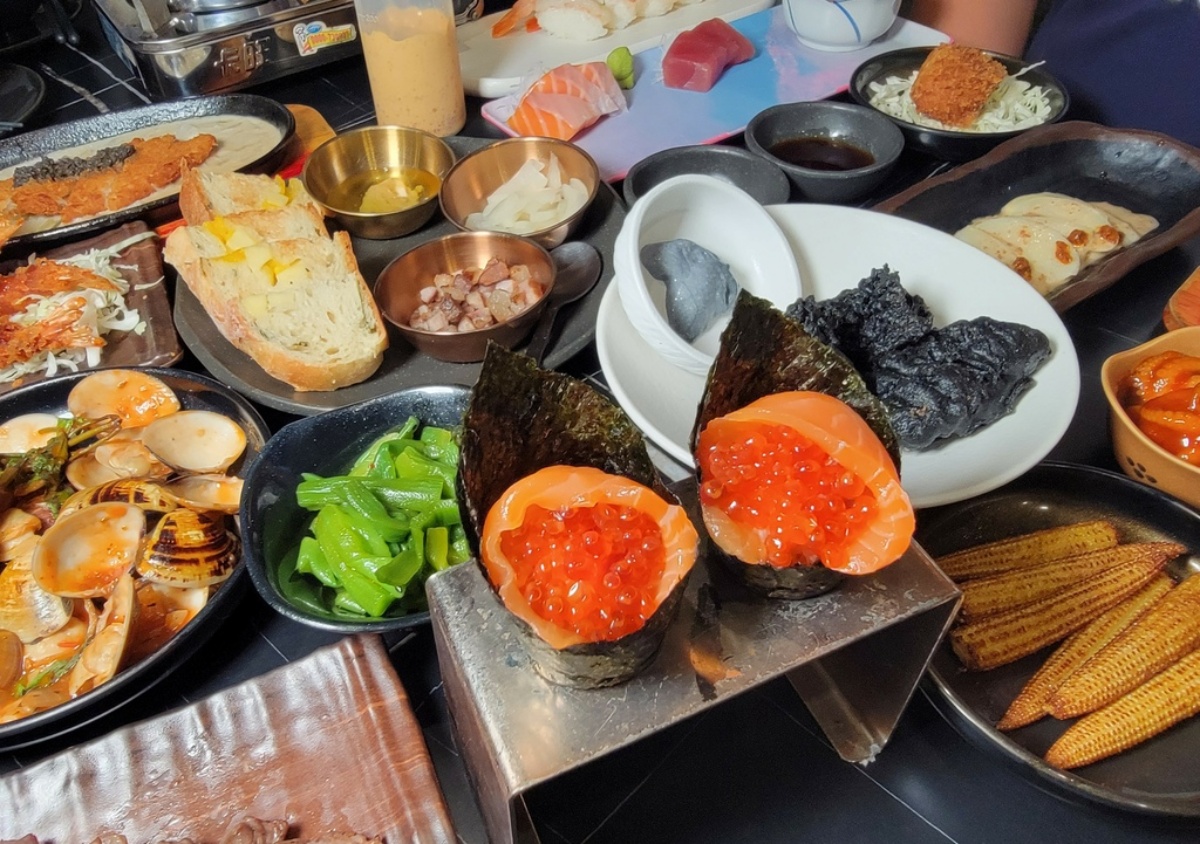 40道串燒、熱炒吃到飽！「高CP值日料」699元起開吃，還有包廂能唱KTV