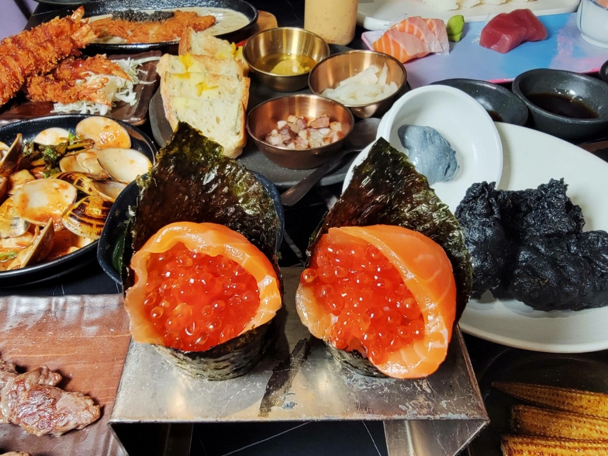 40道串燒、熱炒吃到飽！「高CP值日料」699元起開吃，還有包廂能唱KTV