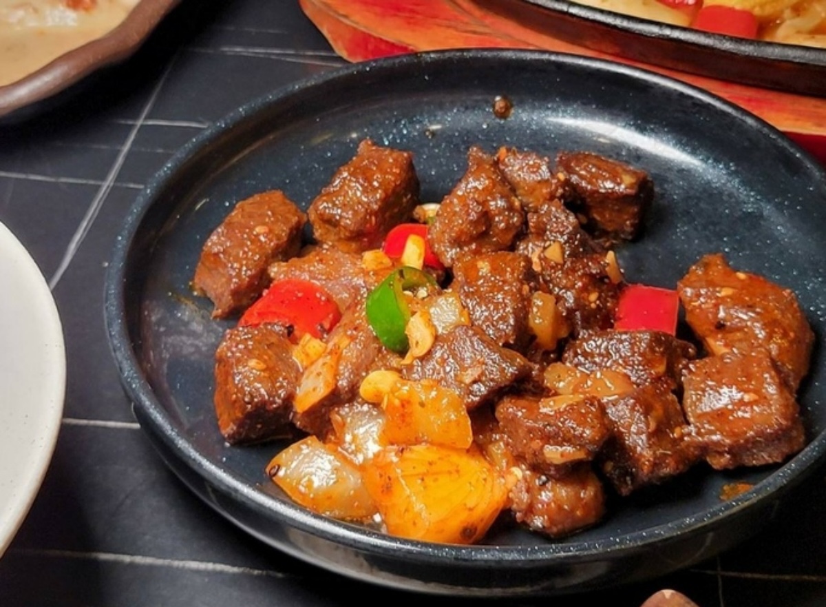 40道串燒、熱炒吃到飽！「高CP值日料」699元起開吃，還有包廂能唱KTV