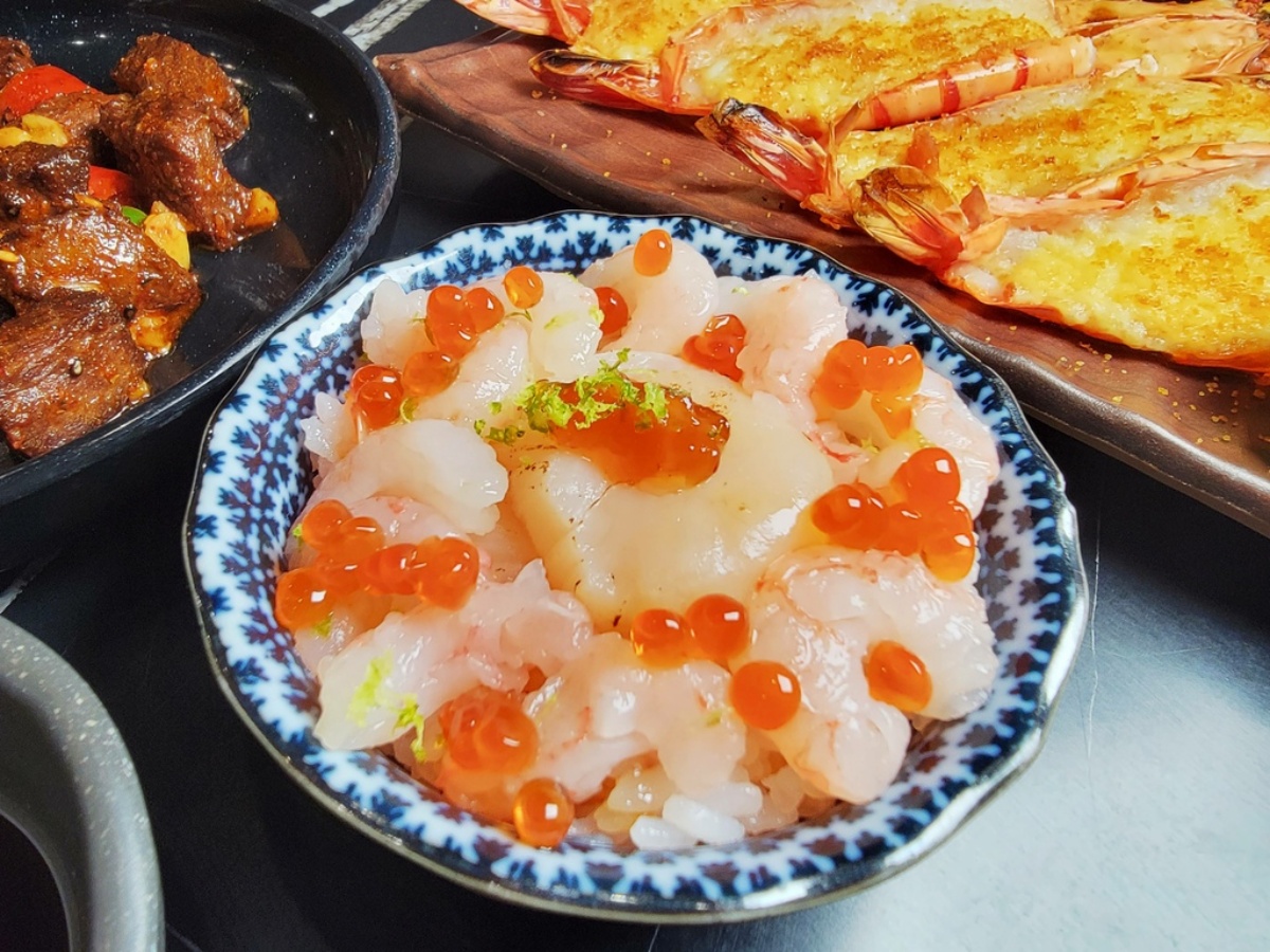 40道串燒、熱炒吃到飽！「高CP值日料」699元起開吃，還有包廂能唱KTV