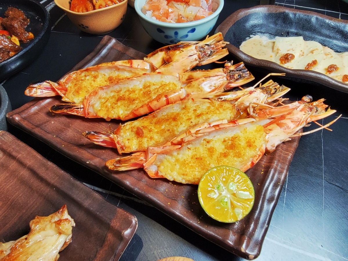 40道串燒、熱炒吃到飽！「高CP值日料」699元起開吃，還有包廂能唱KTV