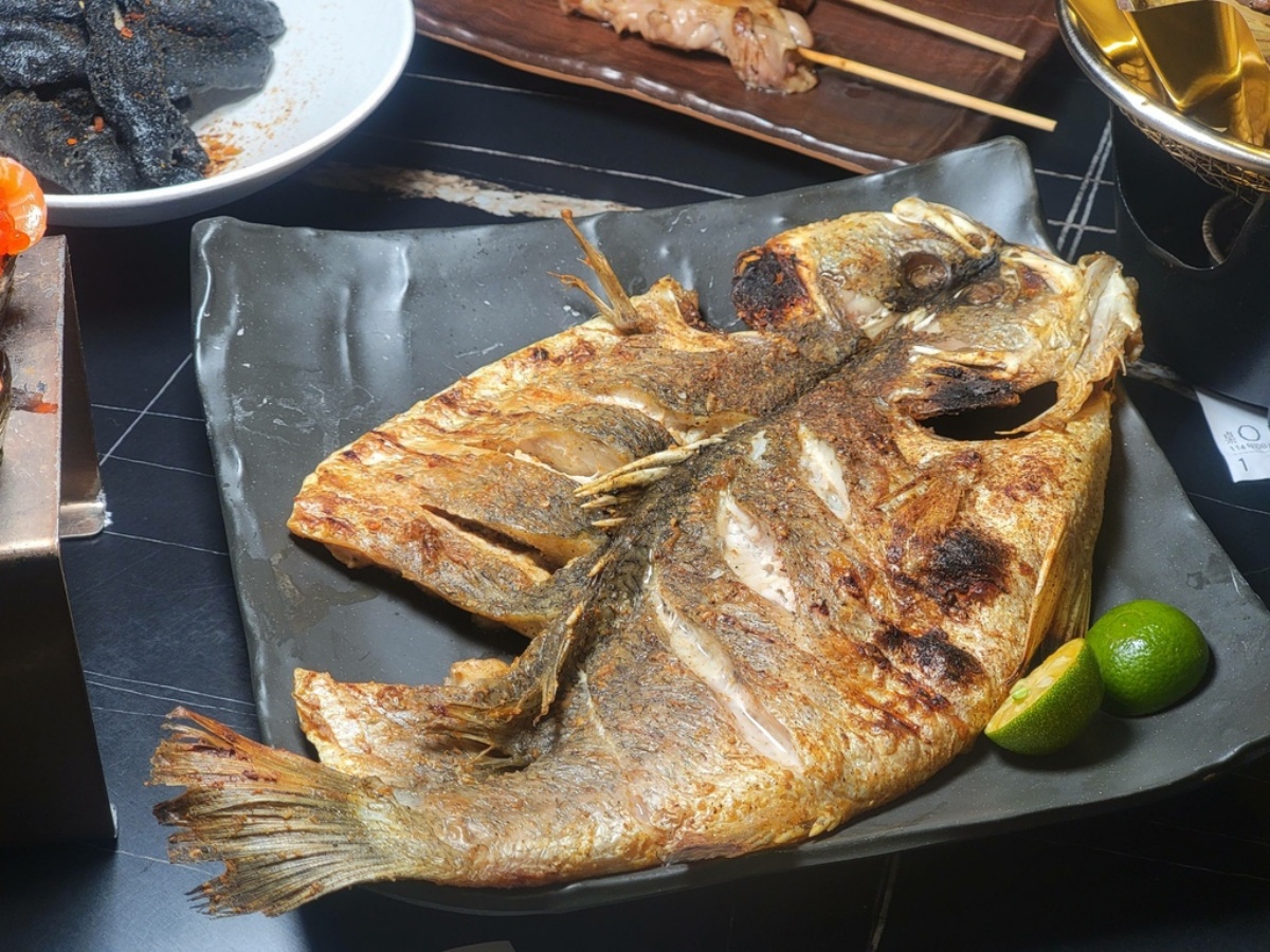 40道串燒、熱炒吃到飽！「高CP值日料」699元起開吃，還有包廂能唱KTV