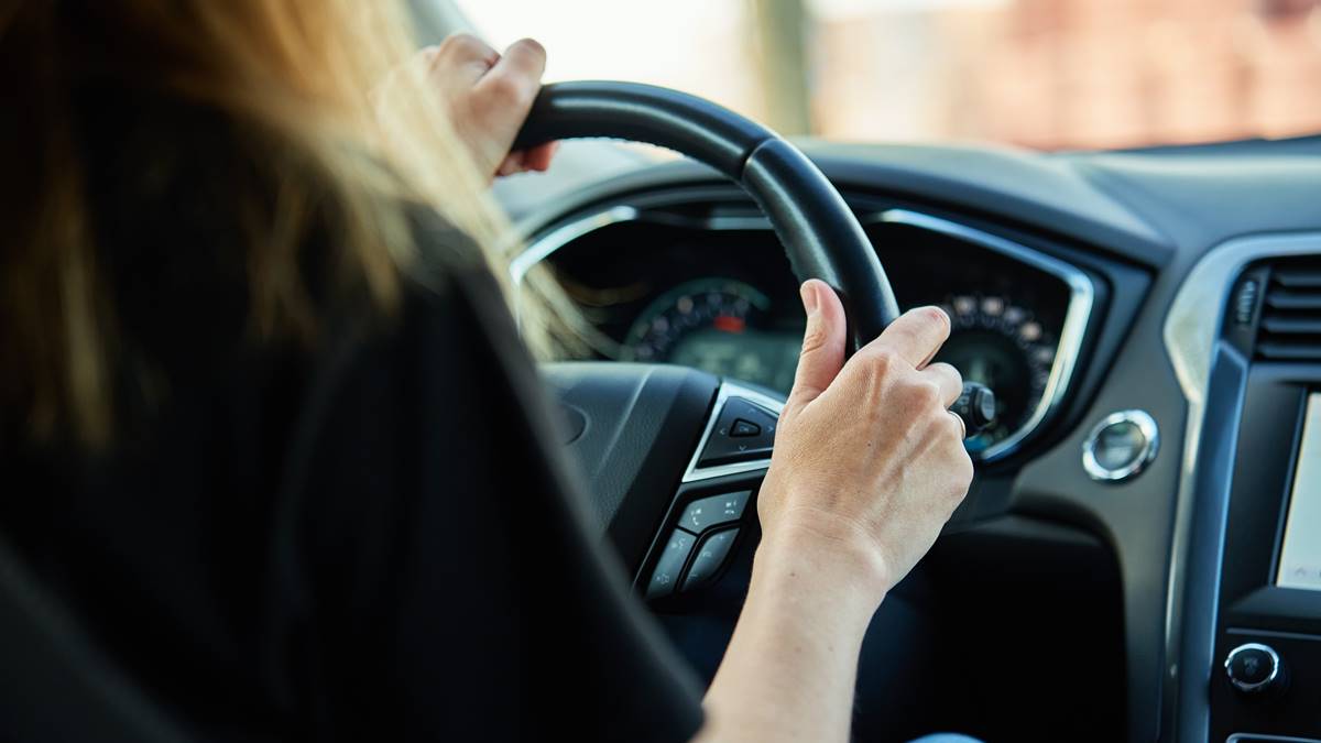 變換車道打方向燈仍被罰1200元!交通局曝違規原因、正確做法:最高罰6000元 變換車道打方向燈仍被罰1200元!交通局曝違規原因、正確做法:最高罰6000元