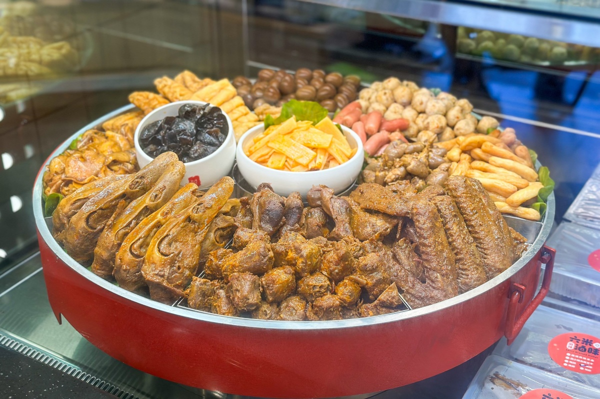 鼎王第１間「平價滷味」來了！連２天買一送一，25元起嗑銷魂麻辣、鴨腱