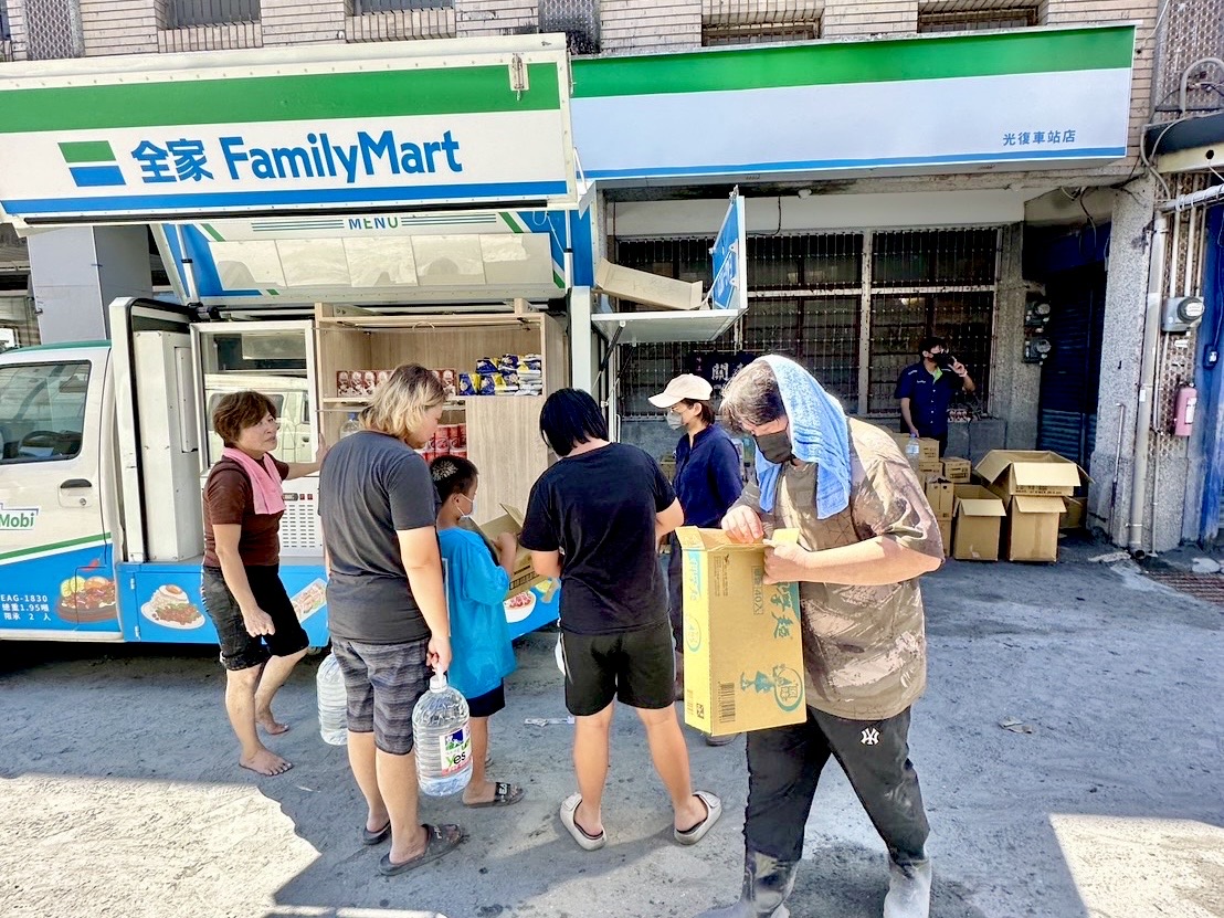 4超商「花蓮賑災」捐款步驟一次看!7-11、全家行動車+千份物資抵災區 4超商「花蓮賑災」捐款步驟一次看!7-11、全家行動車+千份物資抵災區