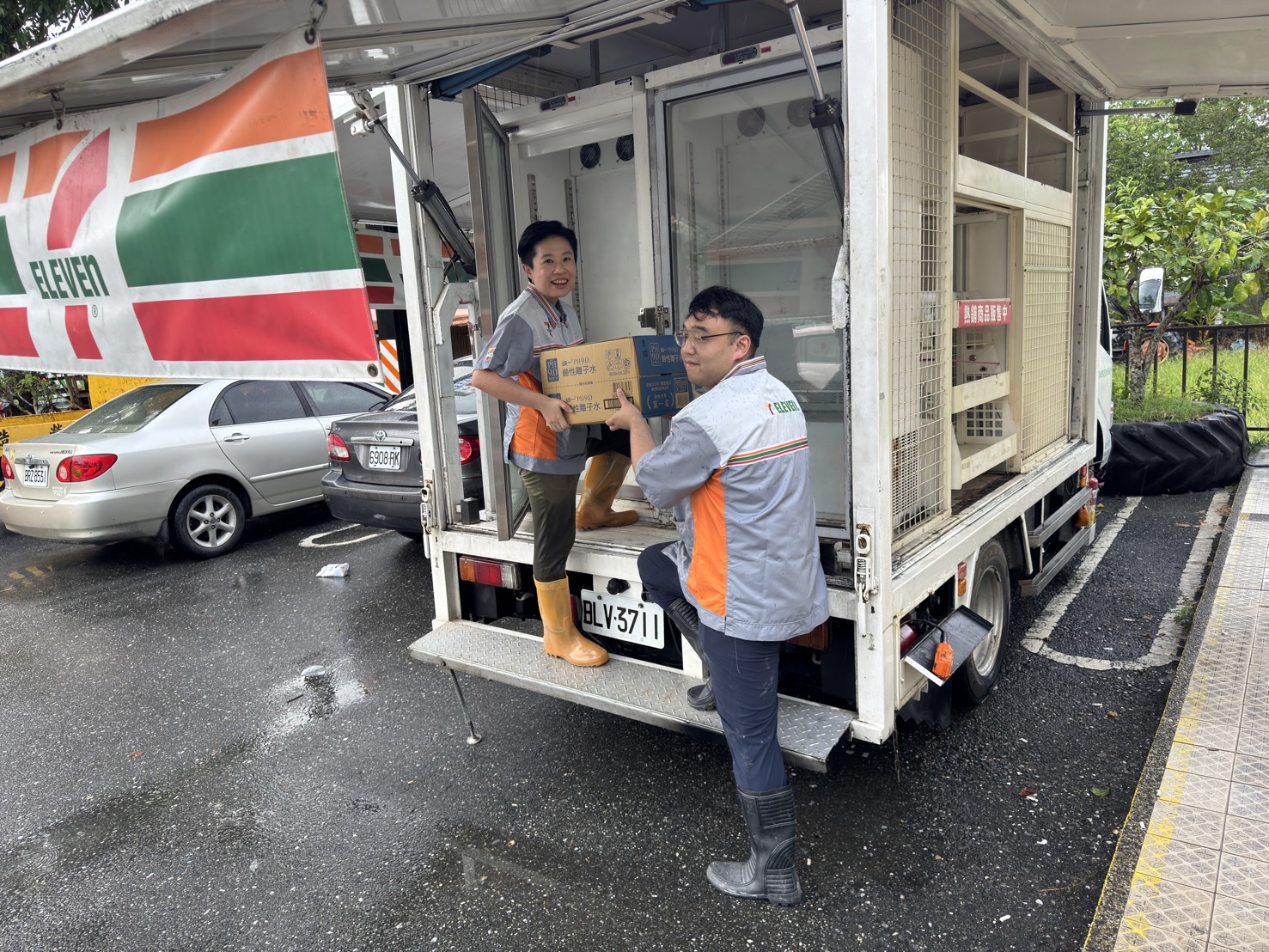 4超商「花蓮賑災」捐款步驟一次看!7-11、全家行動車+千份物資抵災區 4超商「花蓮賑災」捐款步驟一次看!7-11、全家行動車+千份物資抵災區