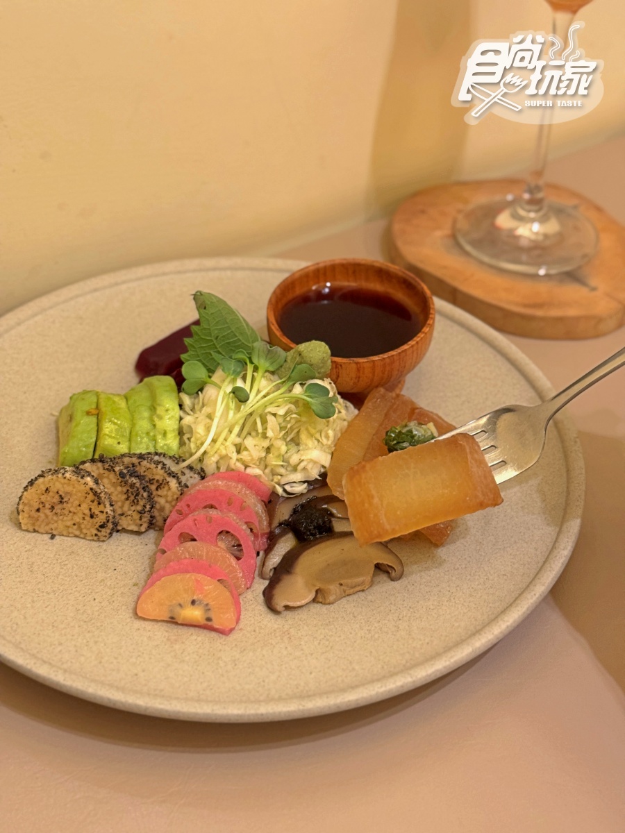 台北預約困難「洞穴風餐廳」!320元起開吃「黑白大廚」聯名,周子瑜推爆這款 台北預約困難「洞穴風餐廳」!320元起開吃「黑白大廚」聯名,周子瑜推爆這款