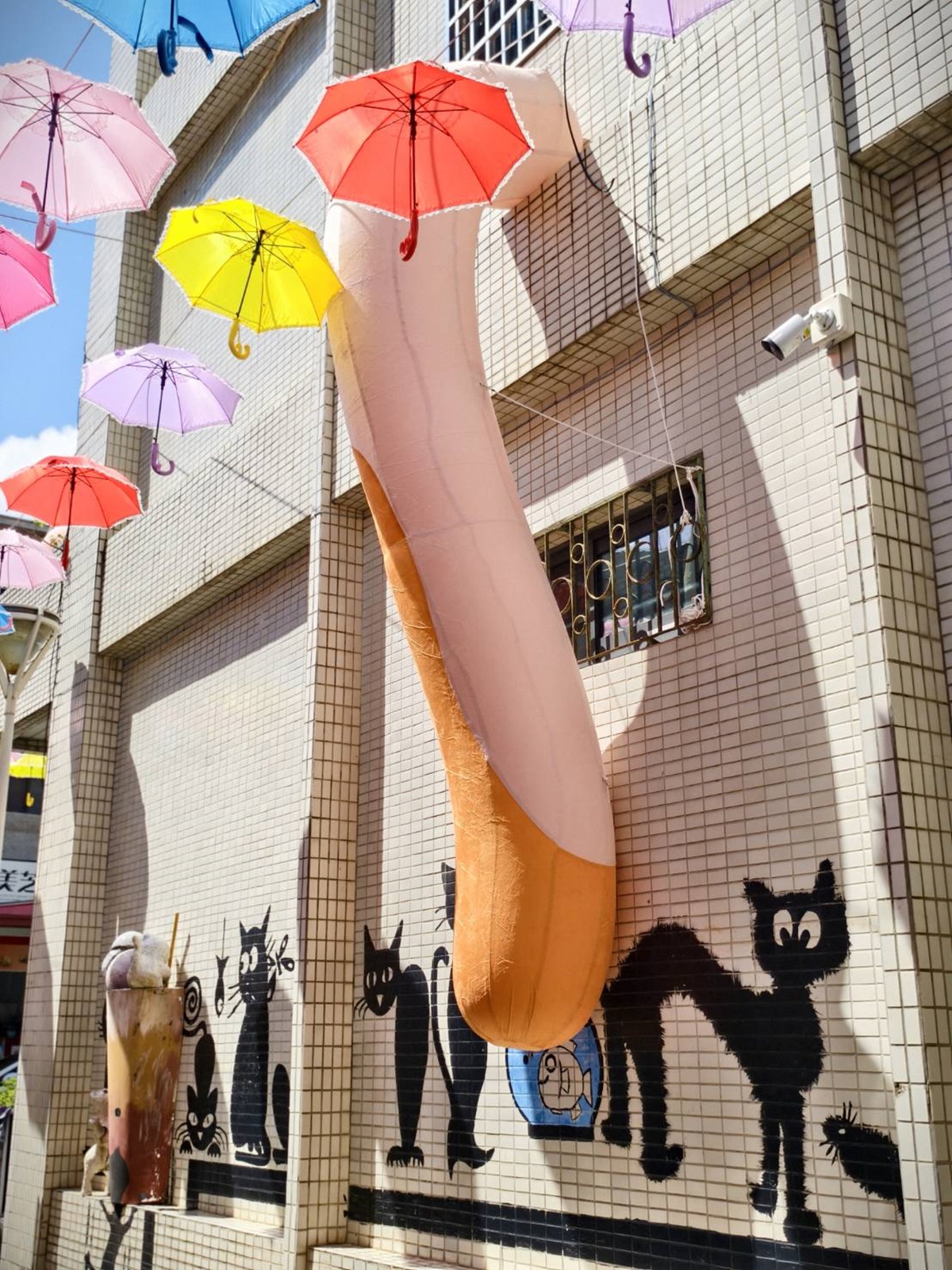 18公尺巨型貓貓出沒高雄!5大必拍打卡點一次看,隱藏版彩繪牆超好拍 18公尺巨型貓貓出沒高雄!5大必拍打卡點一次看,隱藏版彩繪牆超好拍