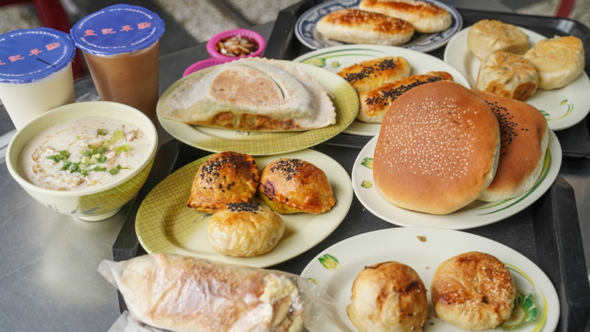 孟記早點有各式麵點，如燒餅、烤餅、餡餅等。（圖片來源：跟著尼力吃喝玩樂）