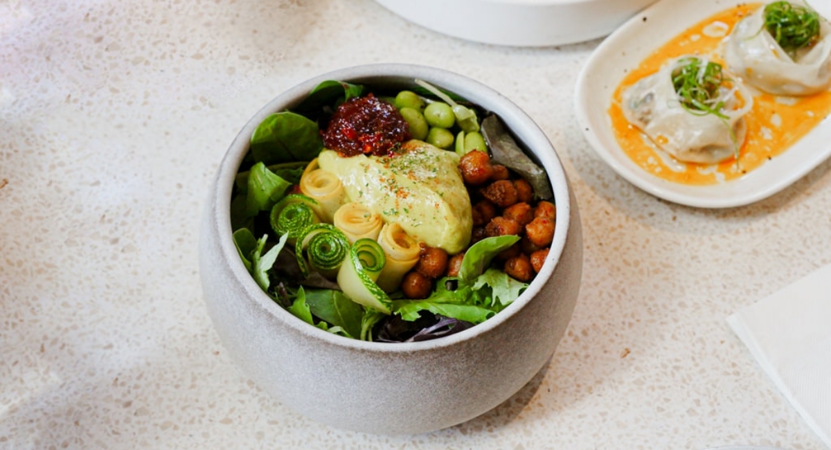 台北人氣米其林綠星蔬食!小小樹食必吃菜色TOP 5:皮蛋豆腐餃、仿真韓式炸雞 台北人氣米其林綠星蔬食!小小樹食必吃菜色TOP 5:皮蛋豆腐餃、仿真韓式炸雞